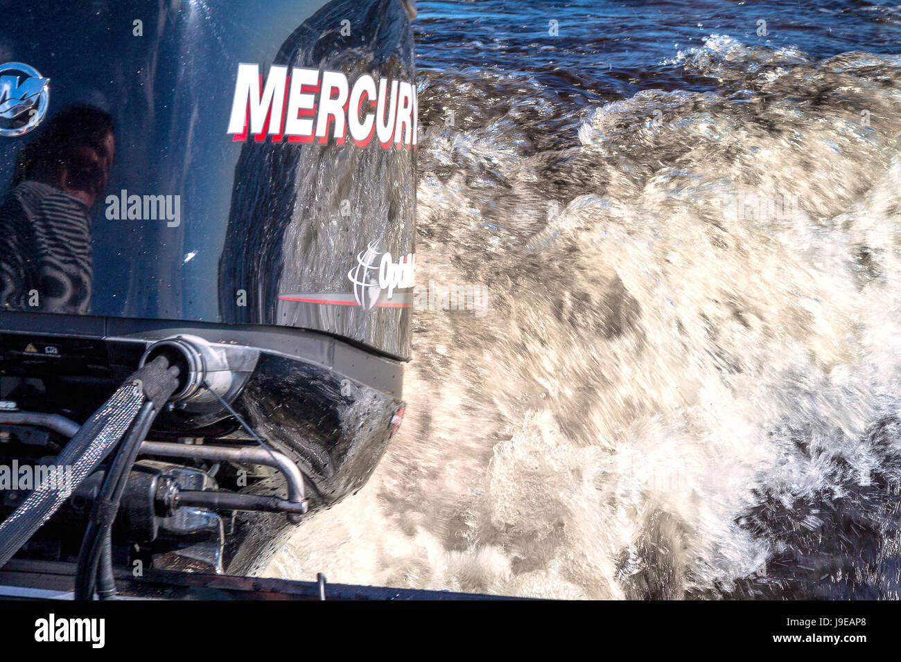 Brüllenden Triebwerks Wasser zerreißt Stockfoto