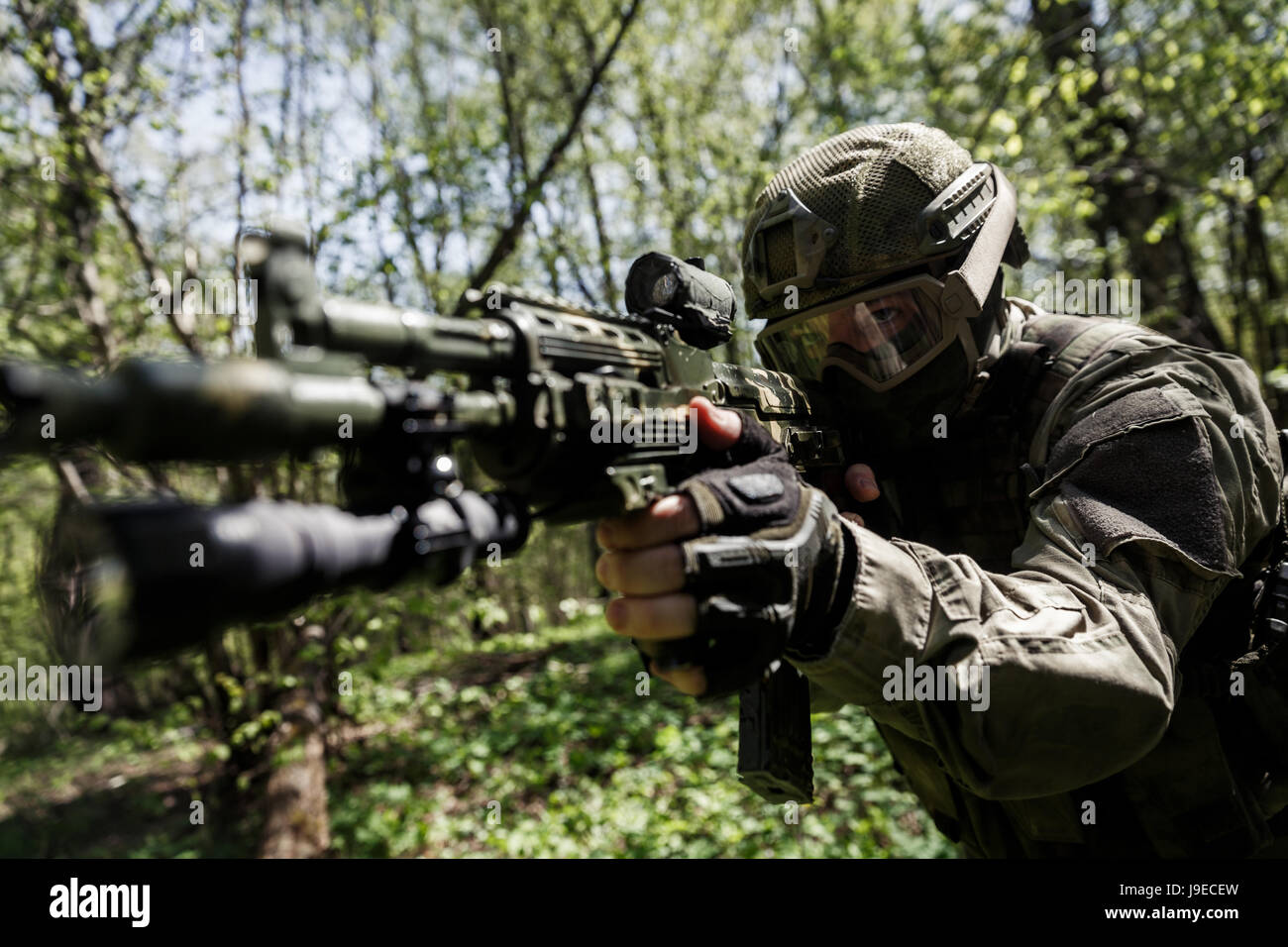 Soldat mit dem Ziel Maschinenpistole Stockfoto