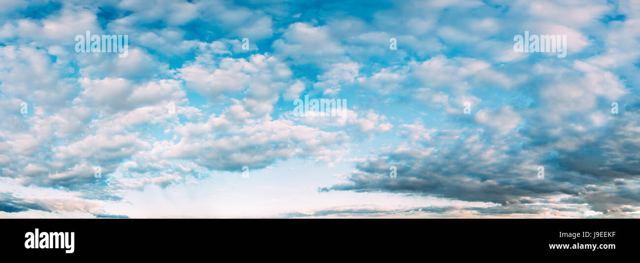 Panorama von strahlend blauer Himmel mit weißen flauschigen Wolken. Bewölkter Himmel. Blaue sonnigen Wolkengebilde Hintergrund Stockfoto