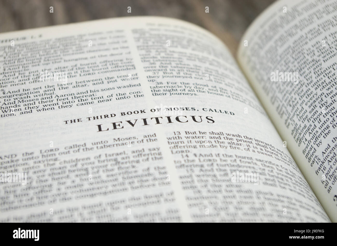 Titelseite des Buches Levitikus in König James Version der Bibel Stockfoto