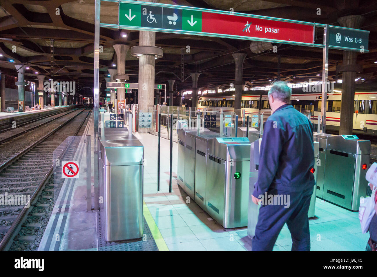 Ein Passagier durch die Gateline Fahrkartenautomaten am Bahnhof RENFE Oviedo, Asturien, Spanien Stockfoto