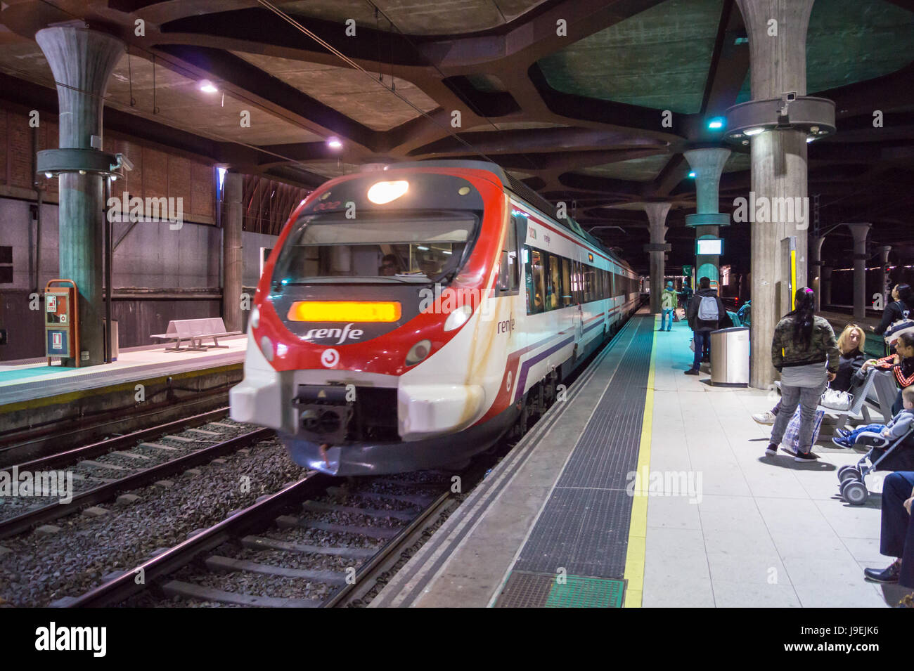 Ein Personenzug Ankunft am Bahnhof RENFE Oviedo, Asturien, Spanien Stockfoto
