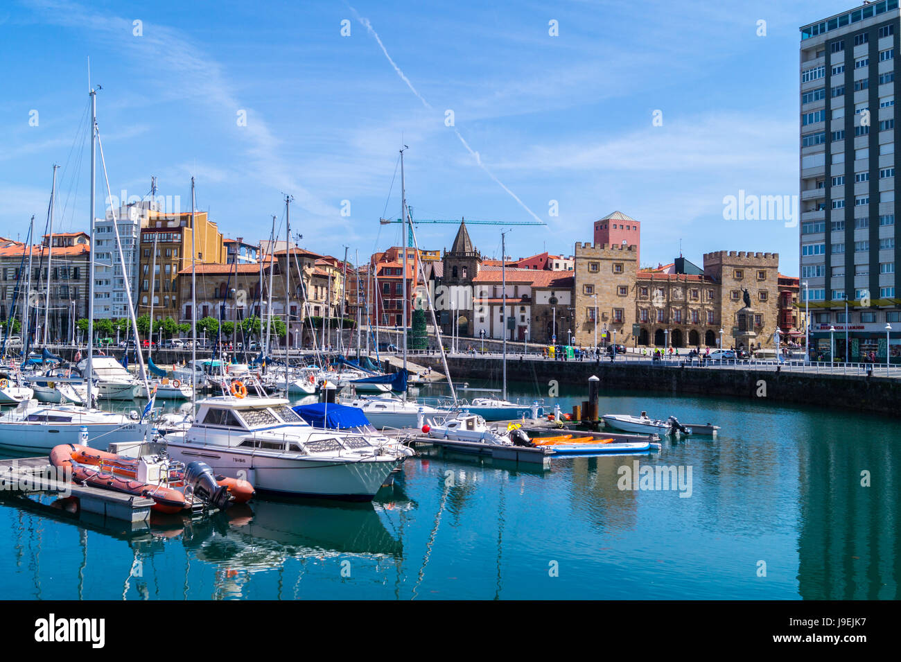 Hafen, Yachthafen und Revillagigedo-Palast, 1704-1721, Gijón-Asturien-Spanien Stockfoto