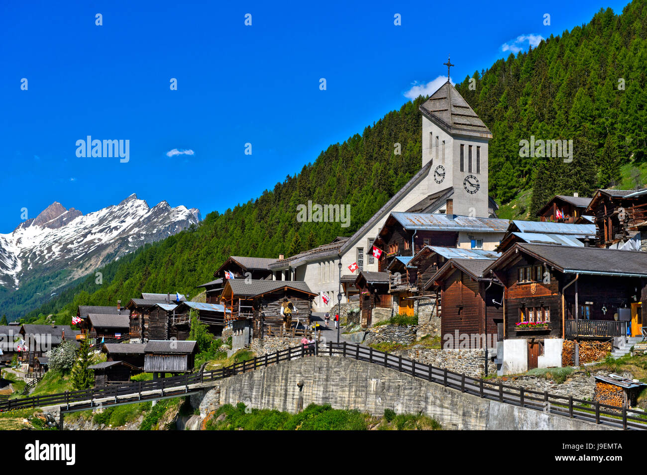 Schweizer Erbe Bergdorf mit Kirche, Blatten Lötschental, Walliser Alpen, Wallis, Schweiz Stockfoto