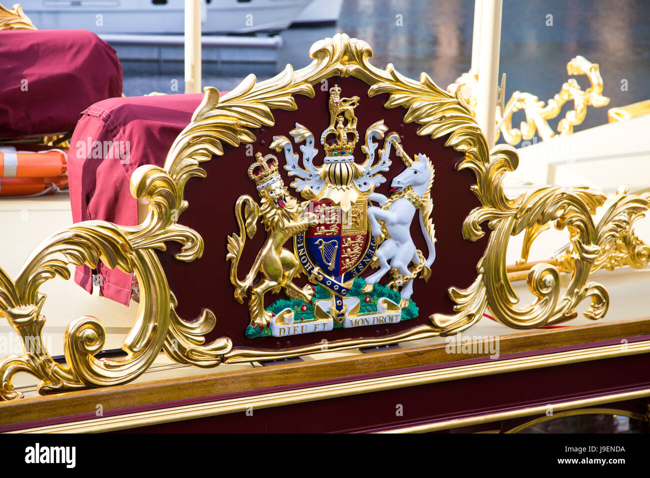 Detail der Gloriana Barge in St Katharine Docks - royal Barge, die als Hommage an Queen Elizabeth II für ihr diamantenes Jubiläum in Auftrag gegeben Stockfoto