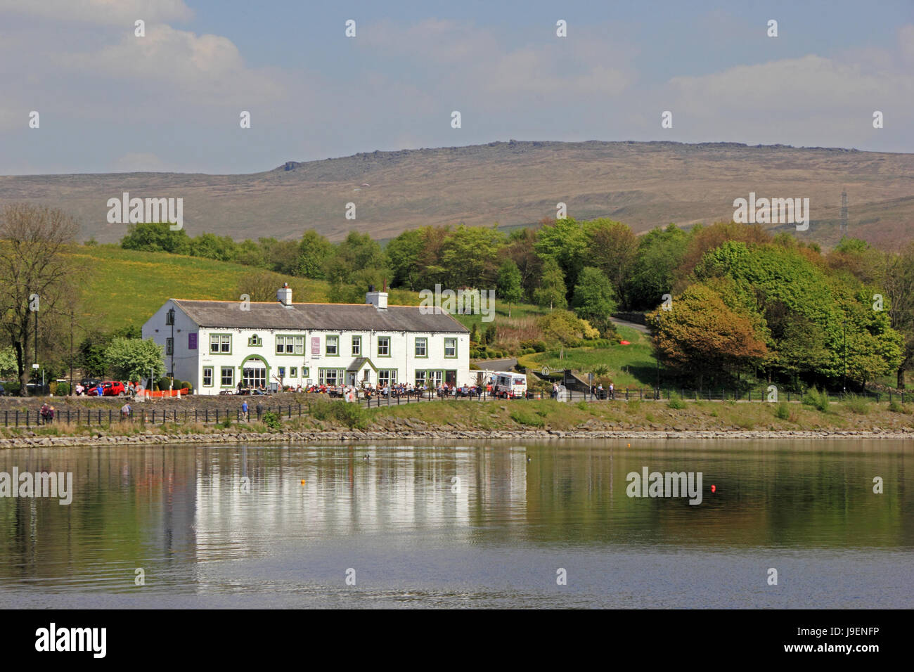 Das Wein-Presse Pub am Hollingworth Lake mit Pennine Hills im Hintergrund. Stockfoto
