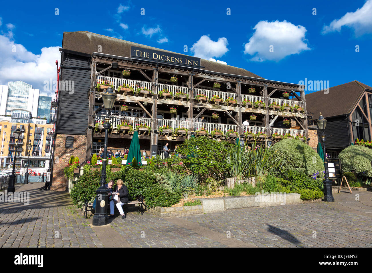 18. Jahrhundert alten Lager, jetzt das Dickens Inn Pub und Restaurant in St Katharine Docks, London, UK Stockfoto