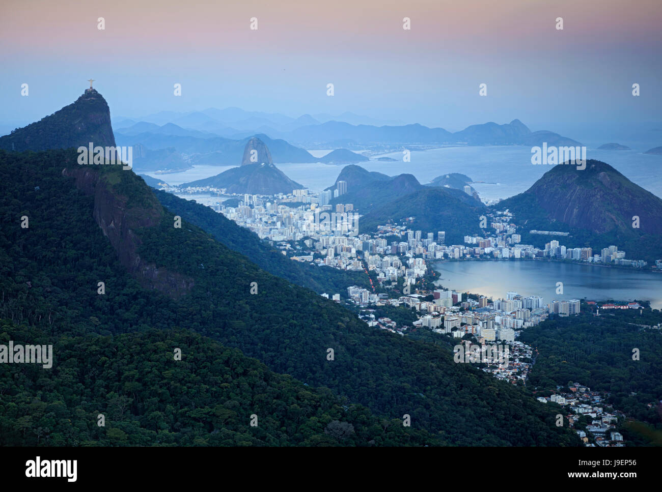 Rio De Janeiro Landschaft zeigt Corcovado und dem Christus der Erlöser Statue, Zuckerhut, Guanabara-Bucht und in der Ferne Niteroi Stockfoto