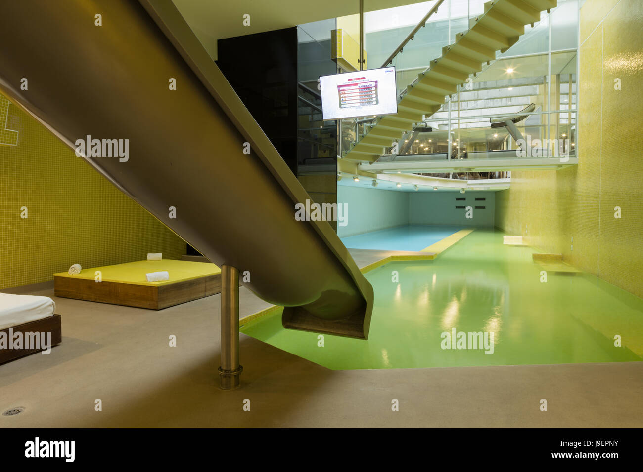 Brasilien, Sao Paulo, einzigartiges Hotel, Interieur des einzigartigen Hotels von Ruy Ohtake, Swimmingpool-Bereich Stockfoto
