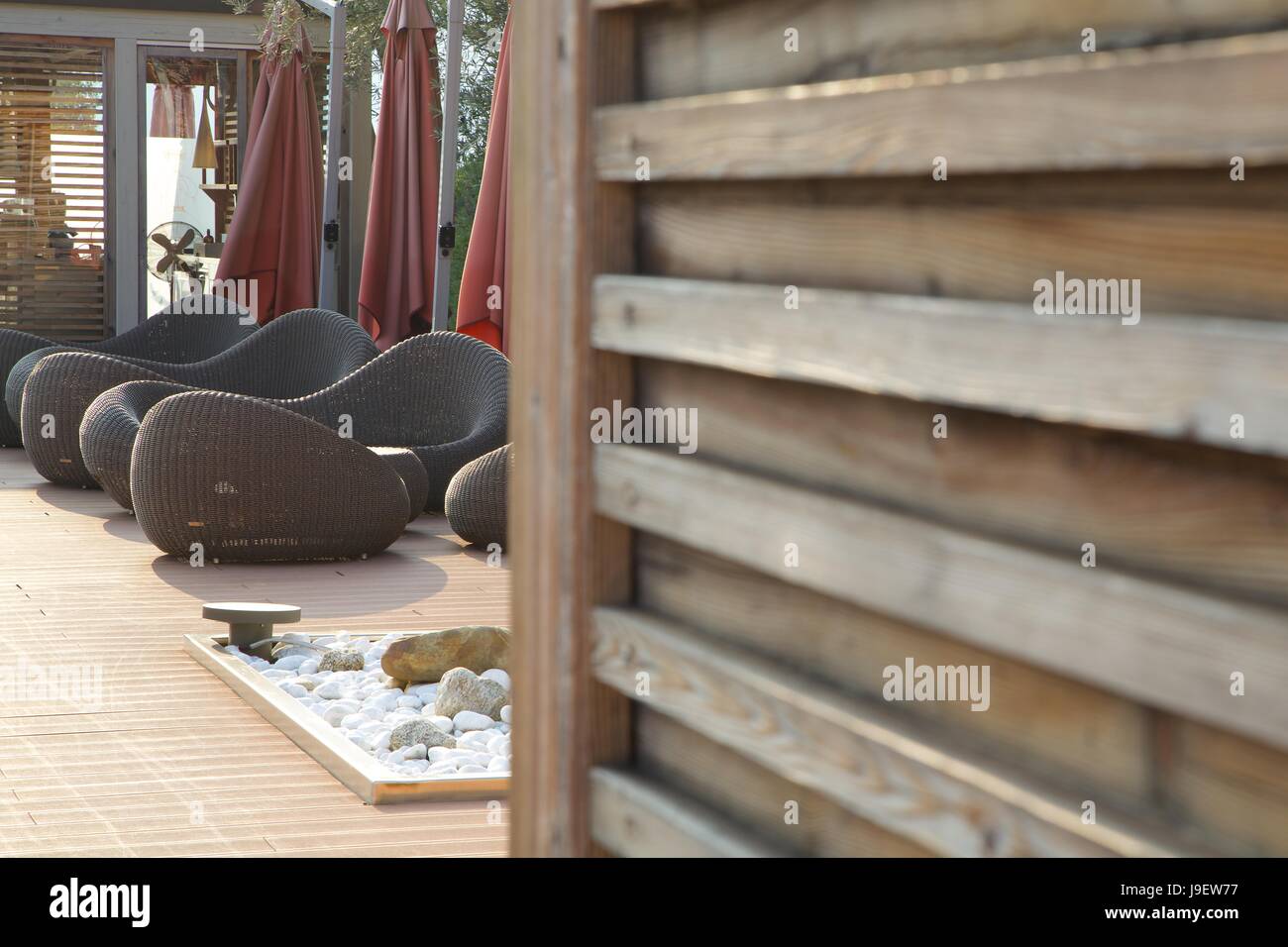 Geflochtene Sessel und Sofa für Außenraum Stockfoto