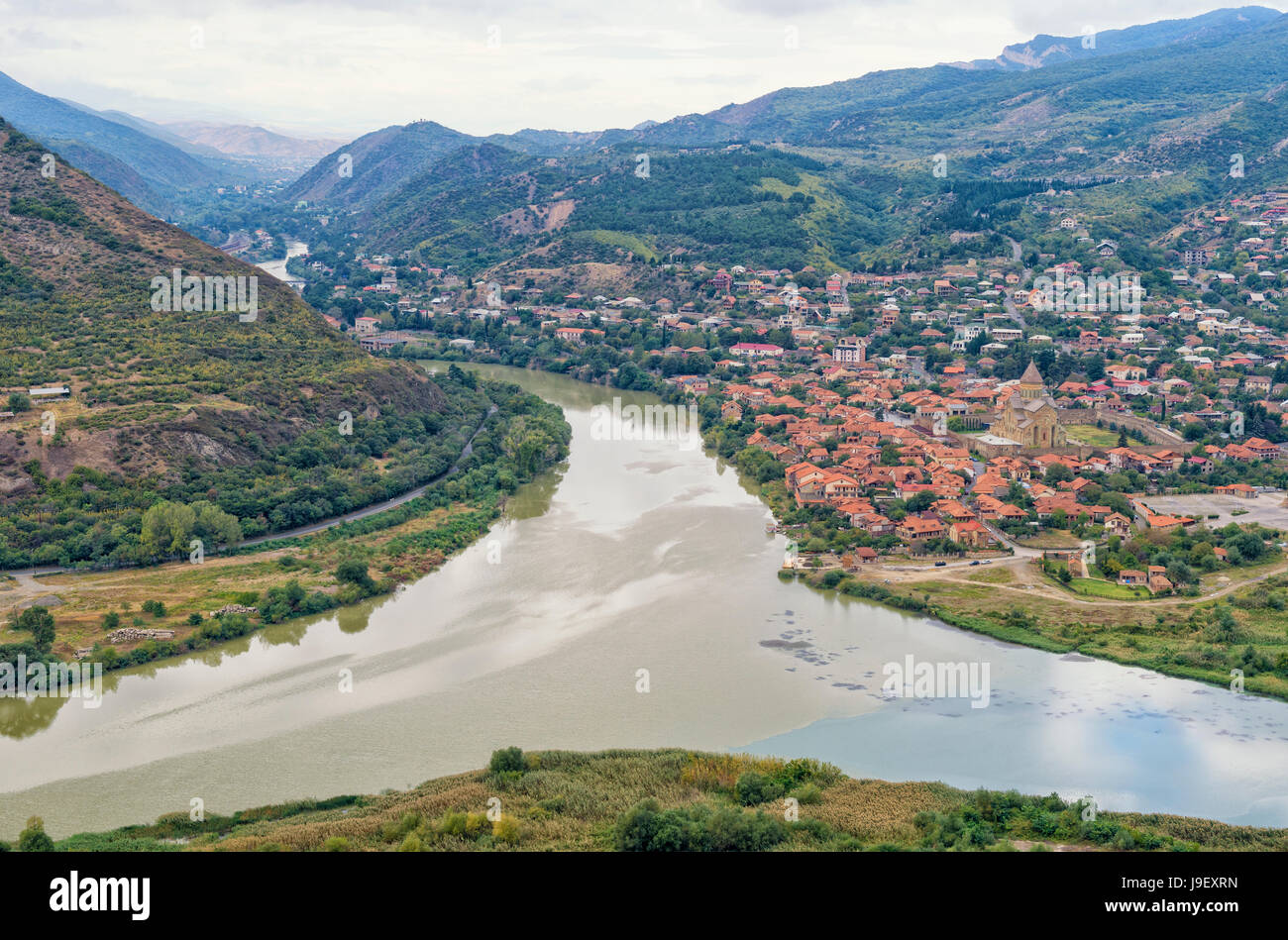 Blick über Aragvi Fluss und Mzcheta Heilig Kreuz Kirche, UNESCO-Weltkulturerbe, Mzcheta, Mzcheta-Mtianeti Provinz, Georgien Stockfoto