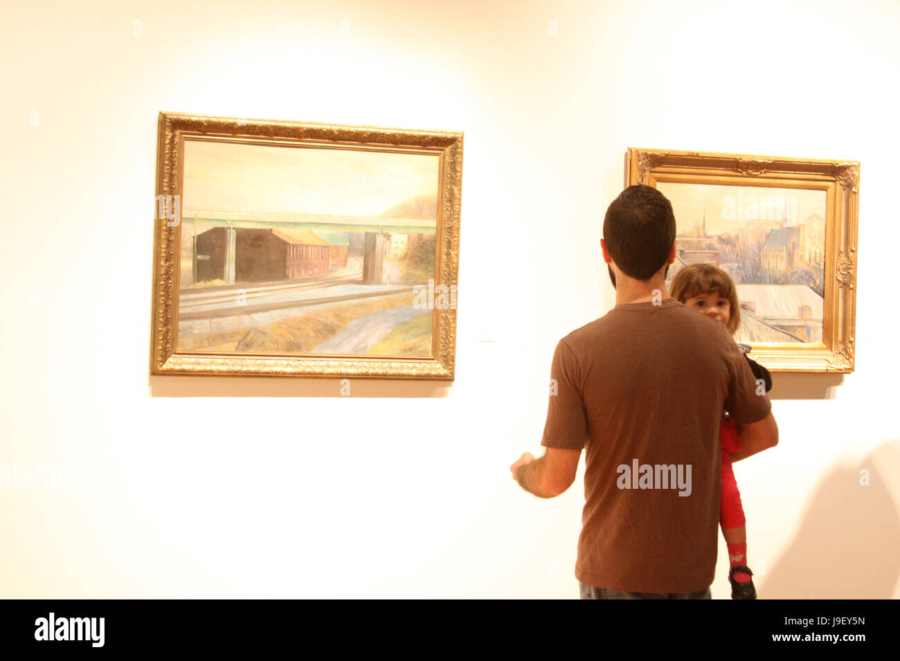 Mann mit Kind in seine Arme in der Kunst Galerie Stockfoto