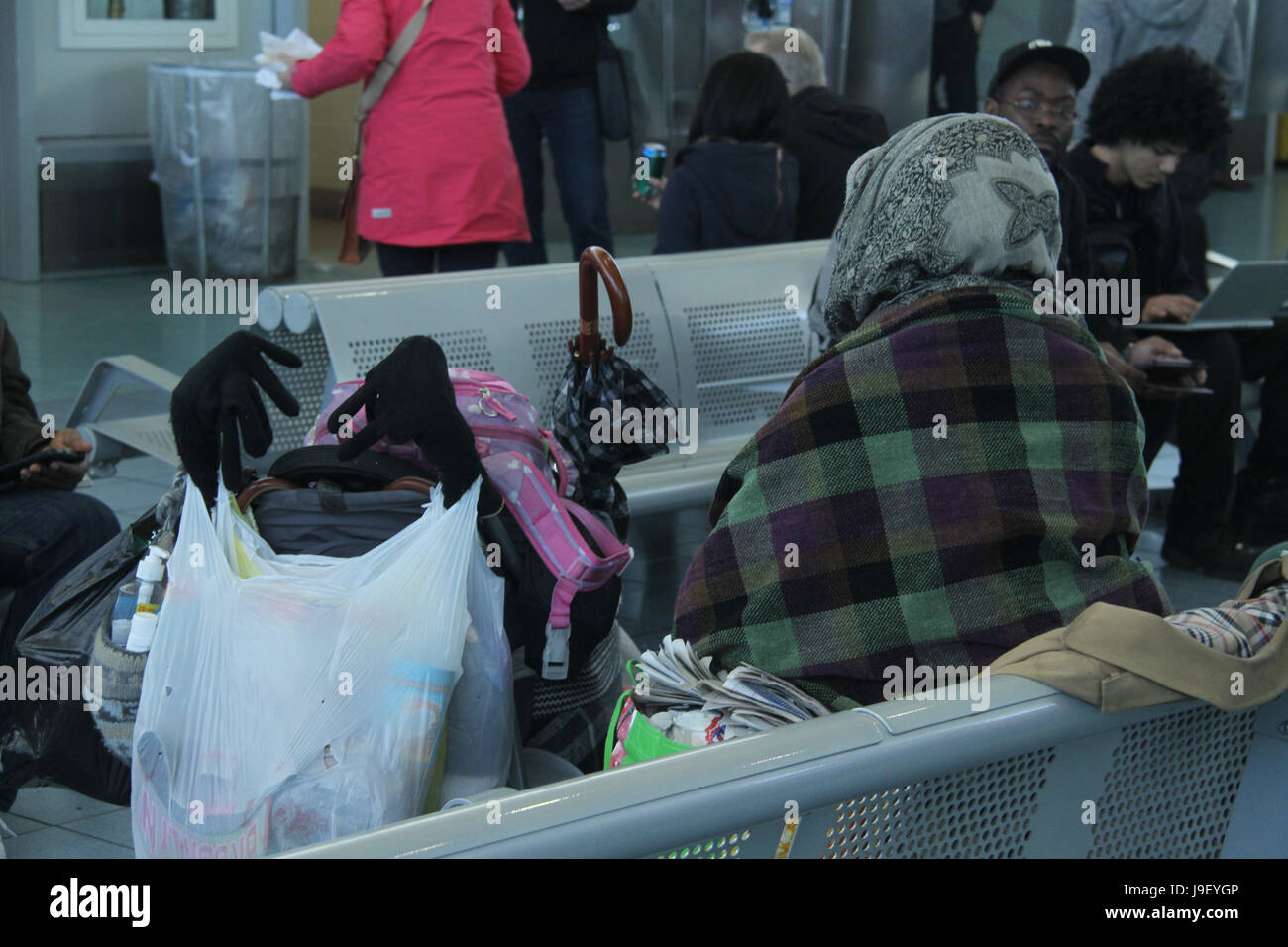 Verdächtig aussehende Passagier im Wartezimmer Stockfoto