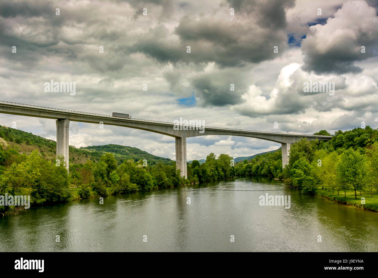 Viadukt über den A404 Überquerung des Flusses Ain in der Nähe von Poncin. Ain. Auvergne-Rhône-Alpes. Frankreich Stockfoto