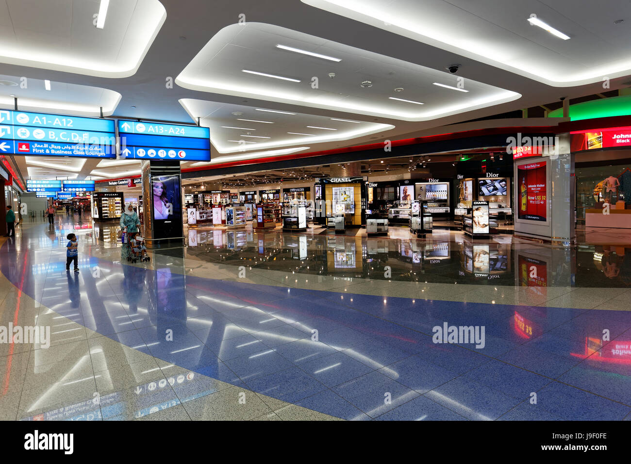Einkaufsmeile, der internationale Flughafen Dubai, Vereinigte Arabische Emirate. Stockfoto