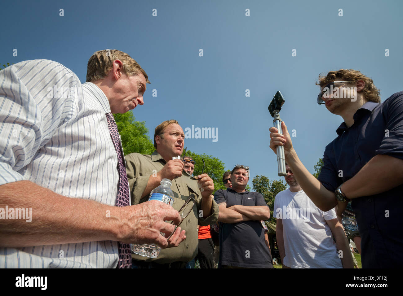 Proteste bei der 2013 Bilderberg-Treffen in Hertfordshire, Großbritannien. Stockfoto