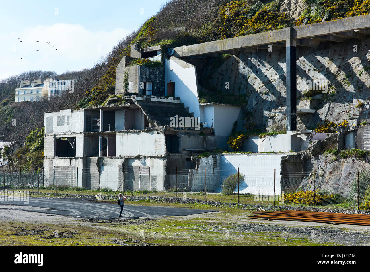 Frau die Bilder von den Resten des Summerland Gebäude in Douglas, Isle Of Man Stockfoto
