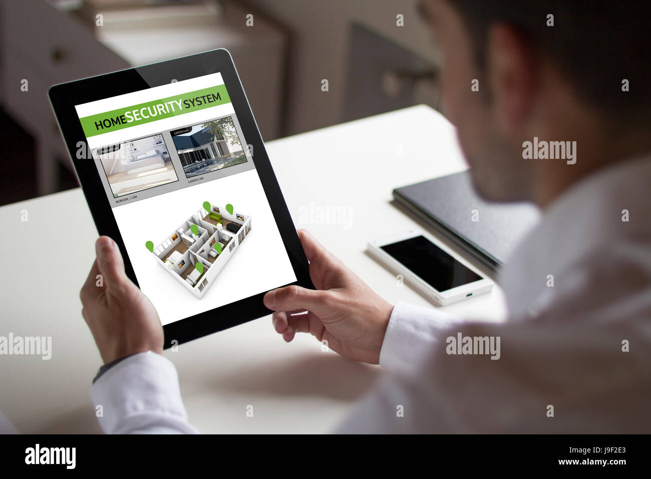 Bussinessman im Büro halten eine Tablette mit Sicherheit den Cams Videos. Alle Bildschirm-Grafiken bestehen. Stockfoto