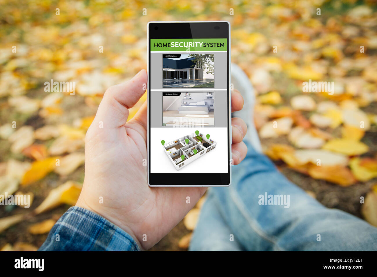 Mann im Park beobachten Sicherheits-Nocken-app. Alle Bildschirm-Grafiken bestehen. Stockfoto