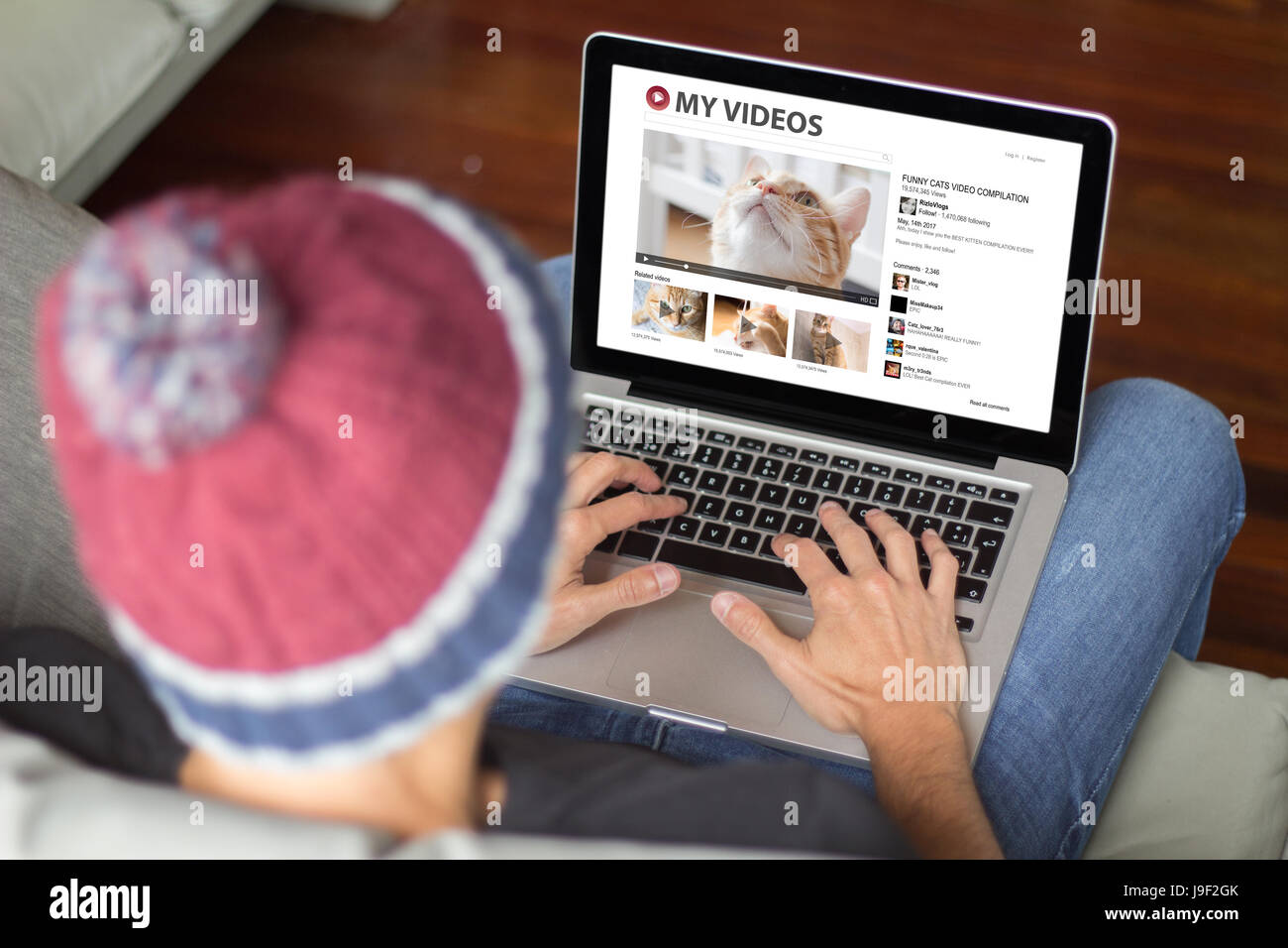 Mann Katzen Videos anzusehen. Alle Bildschirm-Grafiken bestehen. Stockfoto
