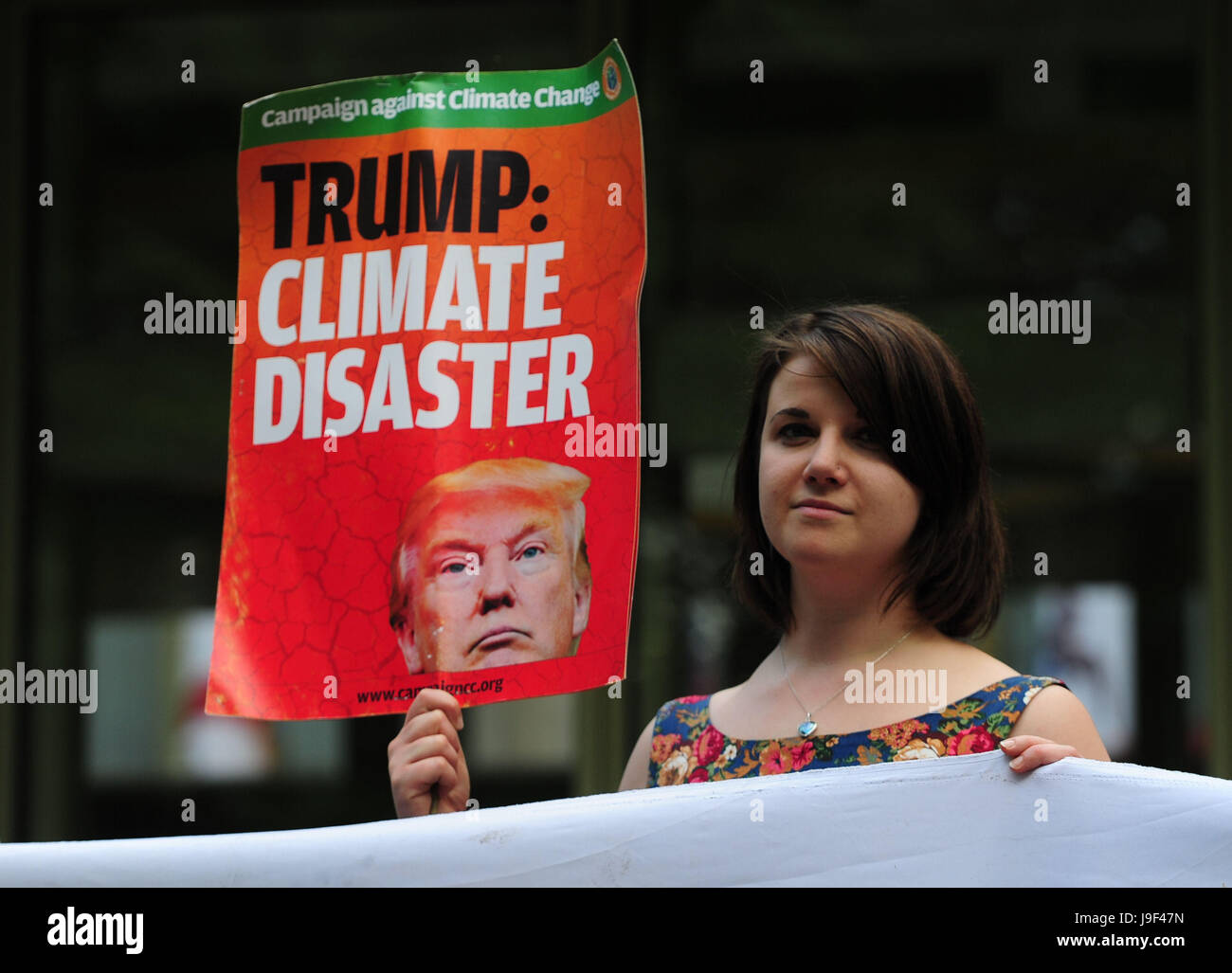 Demonstranten vor der amerikanischen Botschaft im Zentrum von London vor US-Präsident Donald Trump Ankündigung darüber, ob zieht aus dem Paris-Abkommen über den Klimawandel. Stockfoto