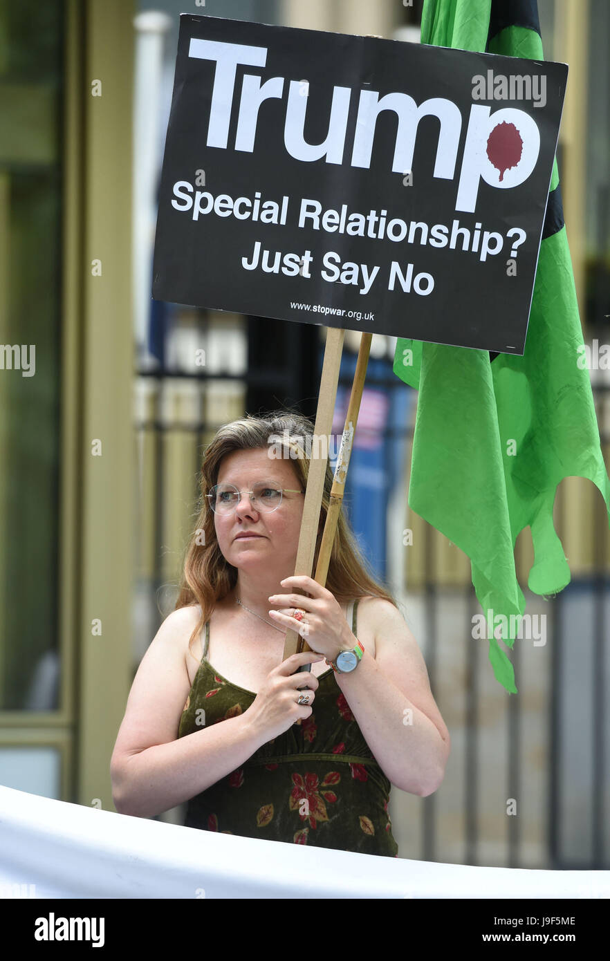 Demonstranten vor der amerikanischen Botschaft am Londoner vor US-Präsident Donald Trump Ankündigung auf ob die Vereinigten Staaten aus dem Vertrag von Paris am Klima zieht ändern. Stockfoto