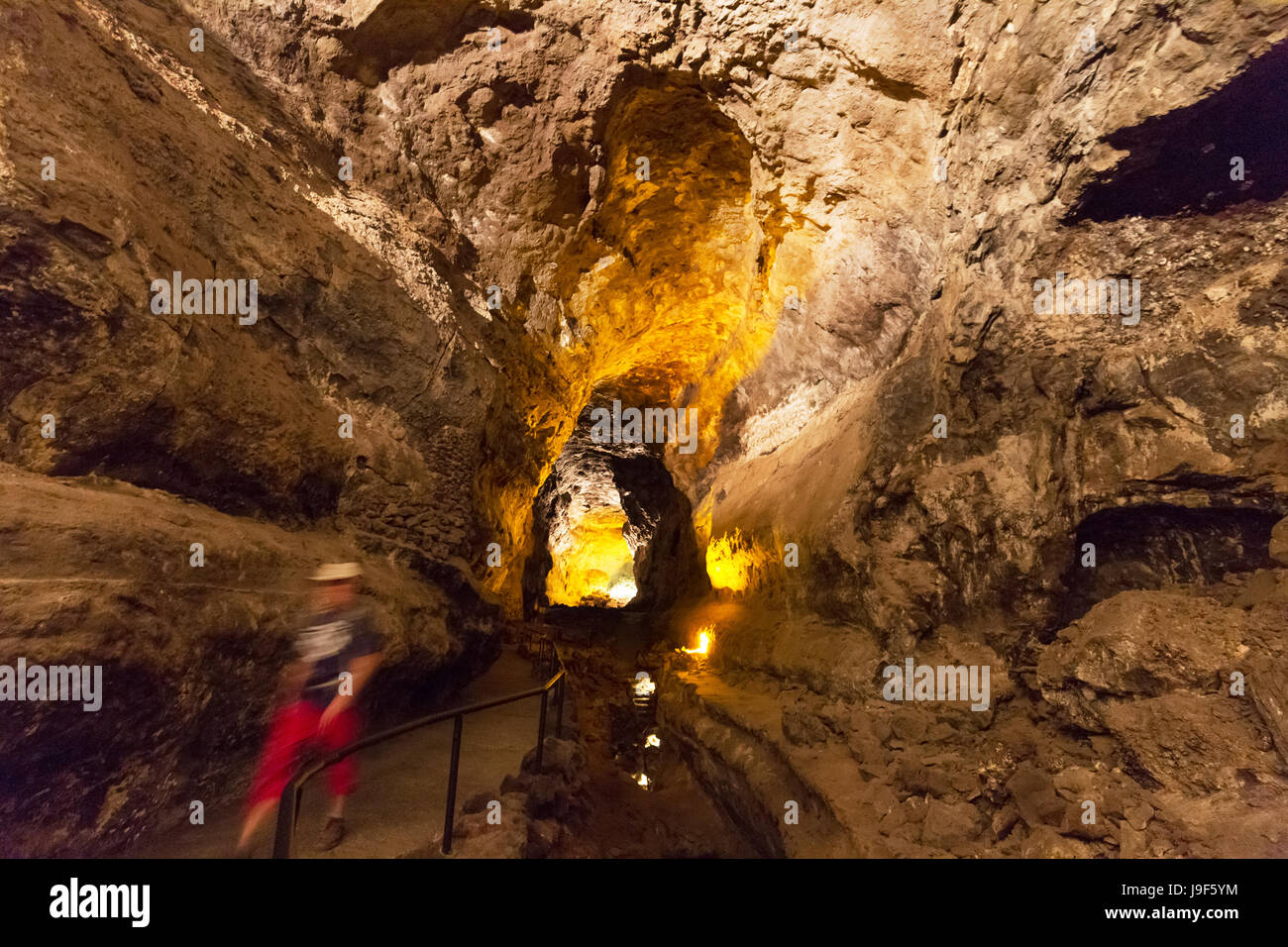 Ein Tourist in der Cueva de Los Verdes (The Green Caves), Lava-Tunnel in Lanzarote, Kanarische Inseln, Europa Stockfoto