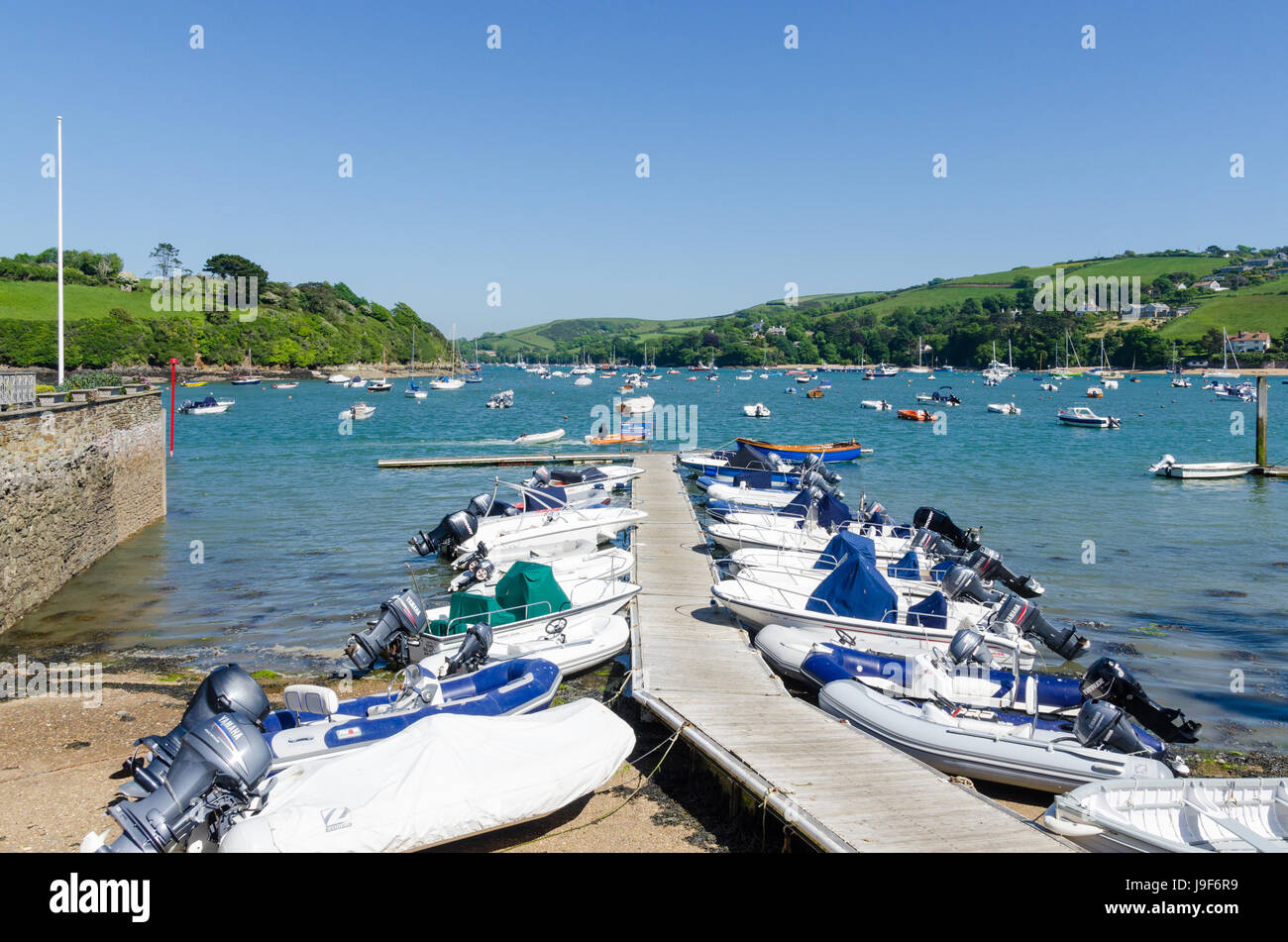 Kleine Schlauchboote und Boote auf einem Ponton in Salcombe in South Hams, Devon Stockfoto