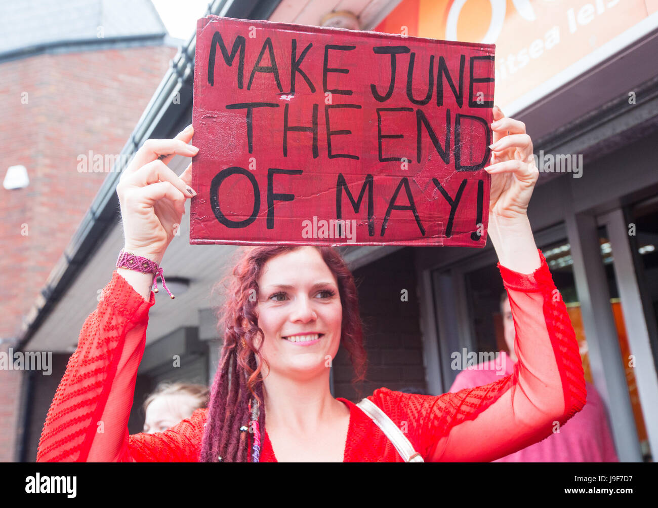 Ein Labour Unterstützer hält ein Plakat 'Make Juni Ende Mai' zu sagen, unter Bezugnahme auf den 8. Juni Wahlen und getting rid of Theresa May Stockfoto