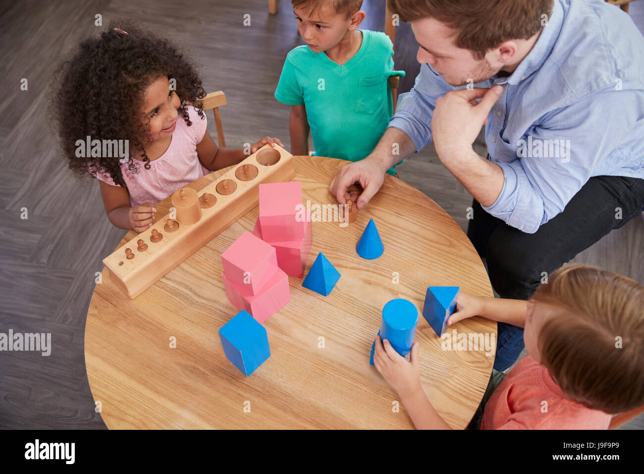 Draufsicht der Lehrer und Schüler am Schalter In der Montessori-Schule Stockfoto