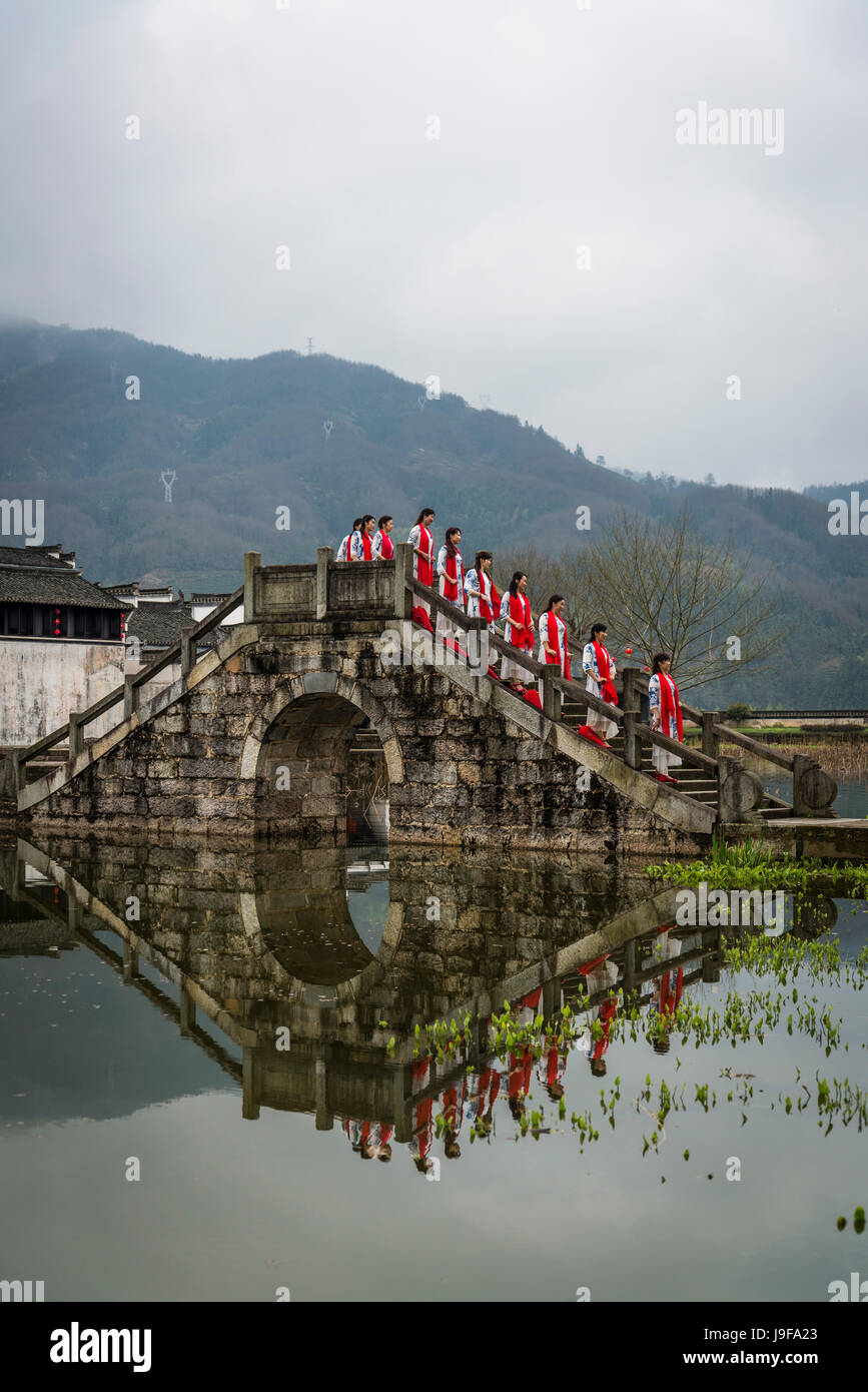 Frauen gekleidet in traditioneller Kleidung auf einer Brücke, alte Chengkan Dorf, während der Zeit der drei Königreiche gegründet und auf Fengshui Principl angeordnet Stockfoto