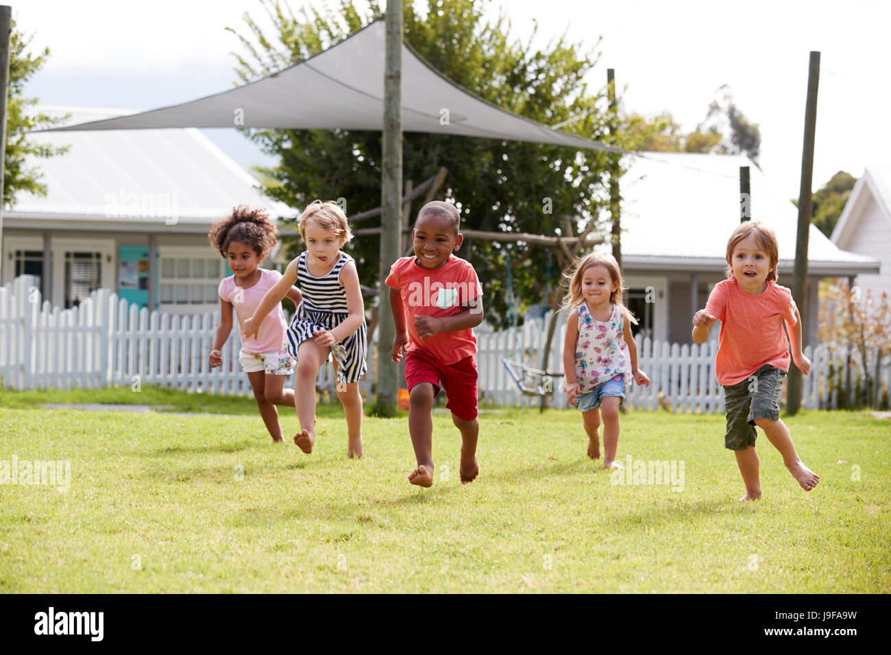 Kinder in der Montessori Schule Spaß im Freien während brechen Stockfoto