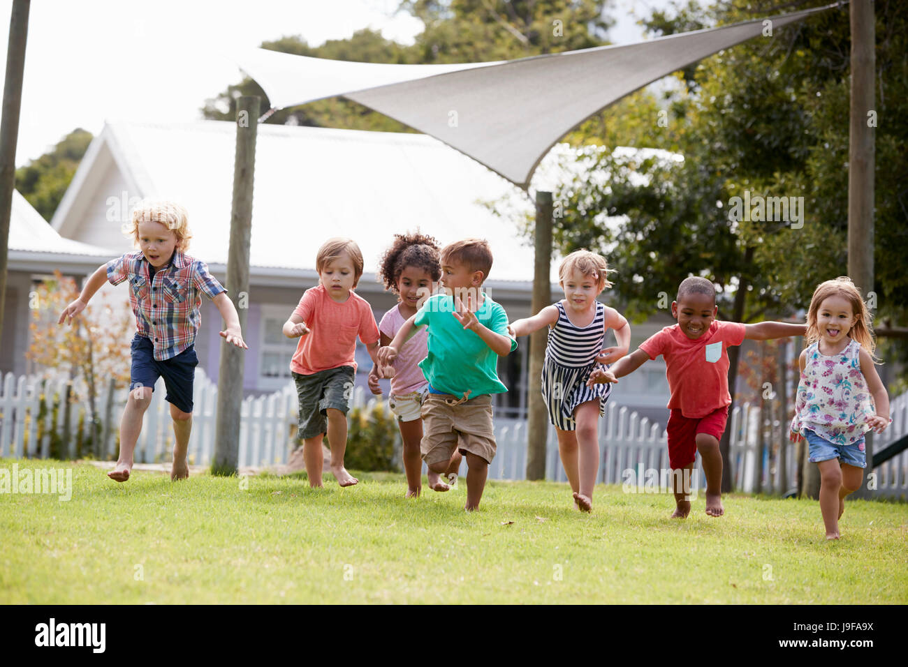 Kinder in der Montessori Schule Spaß im Freien während brechen Stockfoto