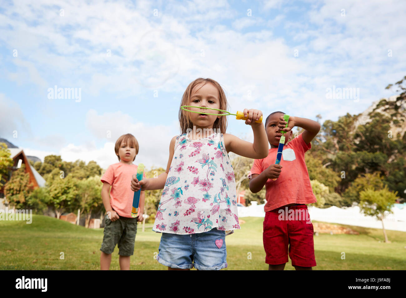 Kinder in der Montessori-Schule spielen mit Luftblasen während der Pause Stockfoto