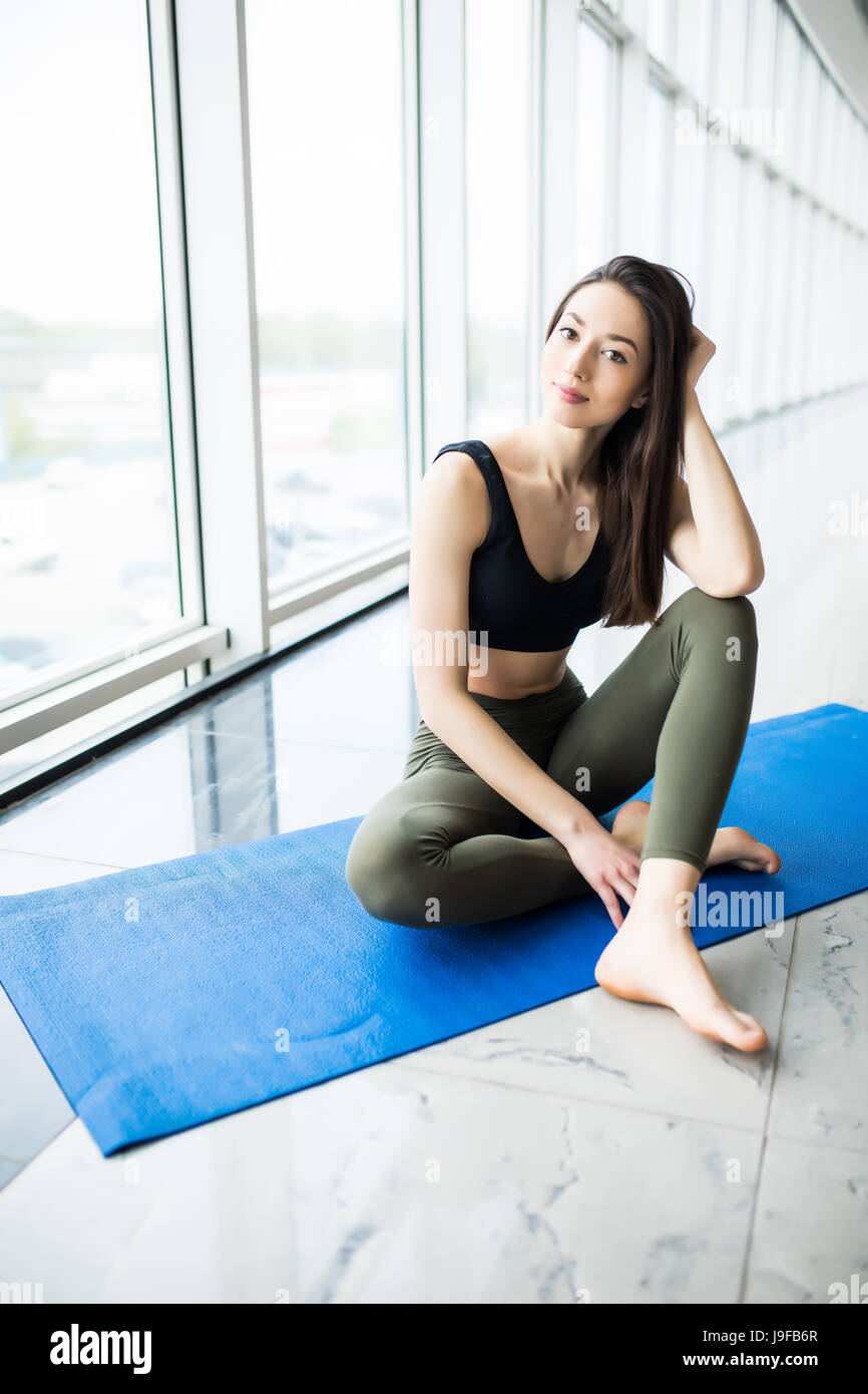 Junge Frau Zubereitung im Zimmer und Sport Yoga Yoga. Stockfoto