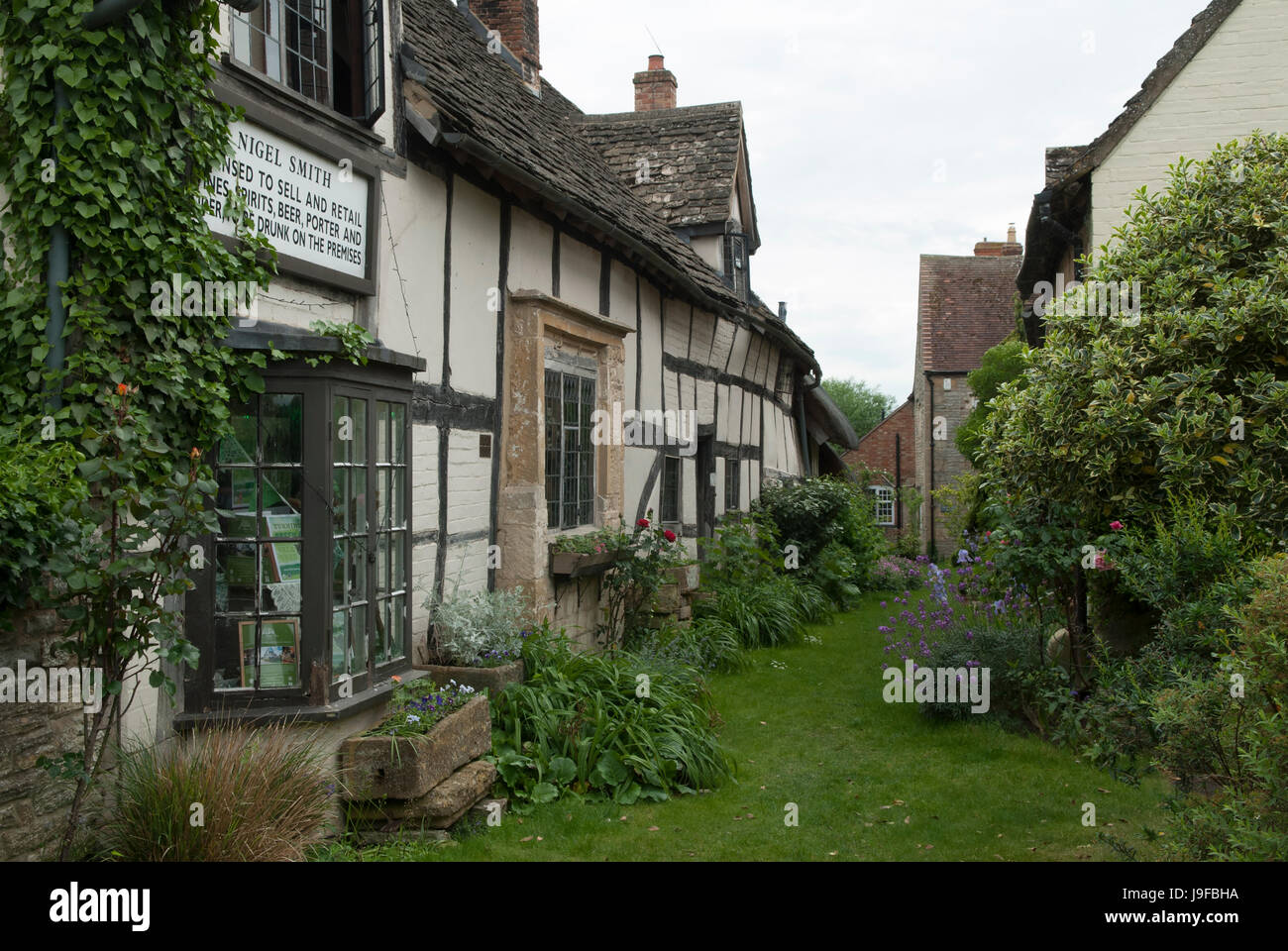 Village Pub The Fleece Inn Bretforton Velle of Evesham, Worcestershire UK .die grüne Gasse, ist genau das, dies ist ein unbeholfener Weg zu einer Farm am unteren Ende der Strecke. Offensichtlich nicht breit genug für ein Auto. HOMER SYKES Stockfoto