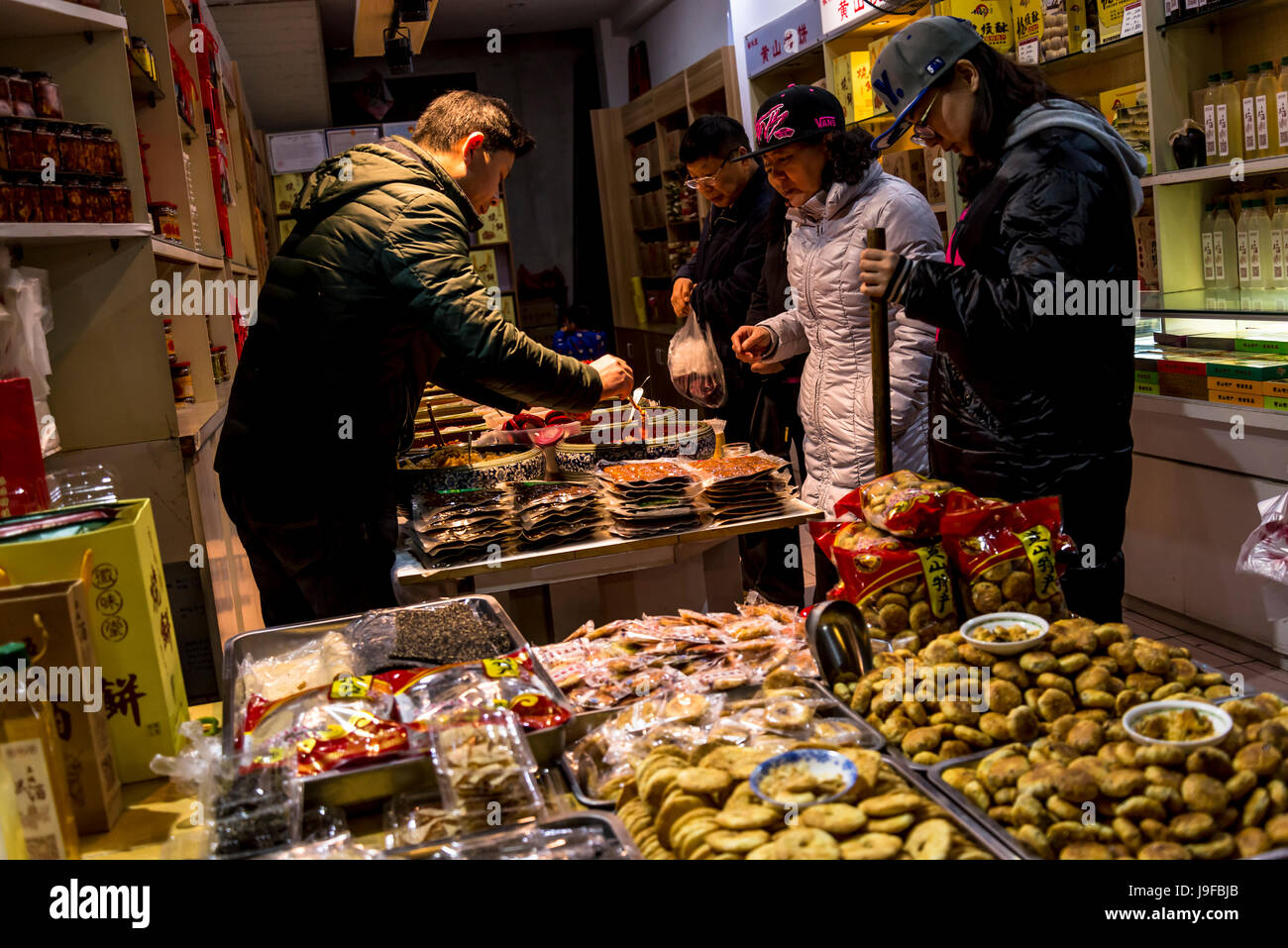 Laden mit regionalen Produkten wie grüner Tee Kekse, Tunxi alte Strasse, traditionellen Kaufhäusern, Huangshan, Anhui Provinz, China Stockfoto