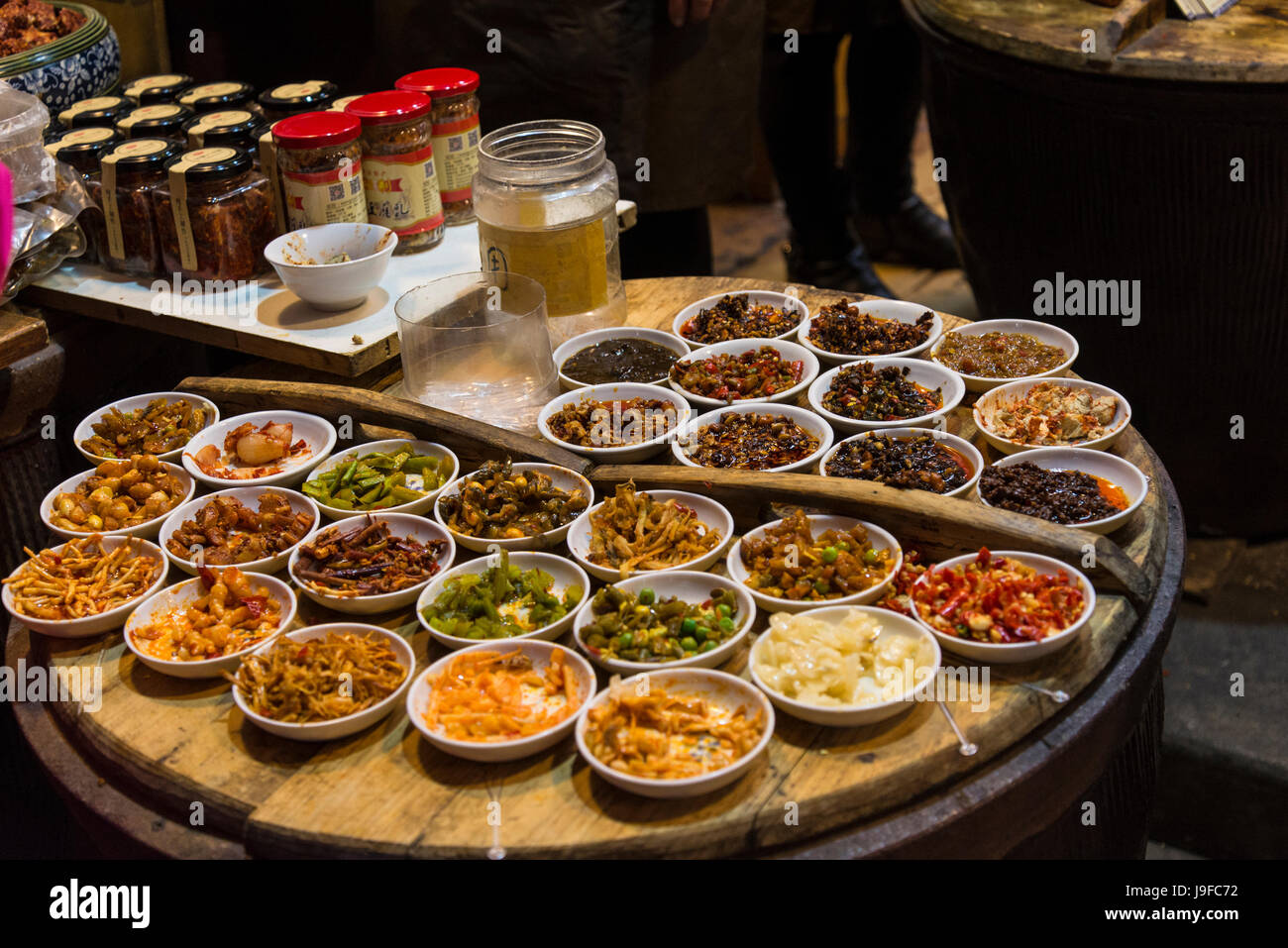 Lokale Delikatessen verkauft in der Straße, Tunxi alte Strasse, traditionelle Einkaufsknotenpunkt, Huangshan, Anhui Provinz, China Stockfoto