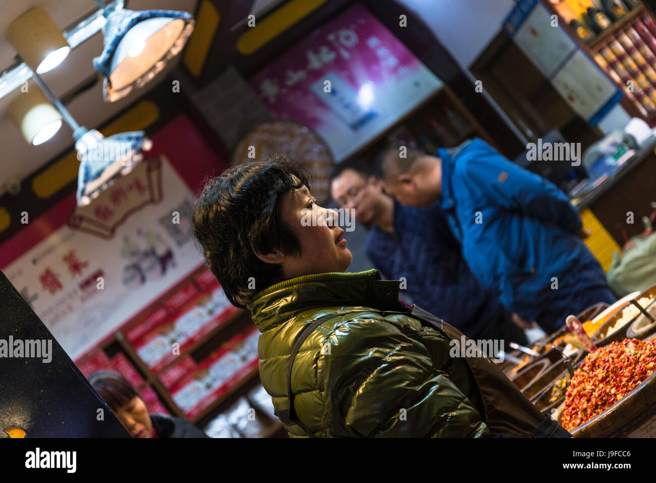Lokale Delikatessen verkauft in der Straße, Tunxi alte Strasse, traditionelle Einkaufsknotenpunkt, Huangshan, Anhui Provinz, China Stockfoto