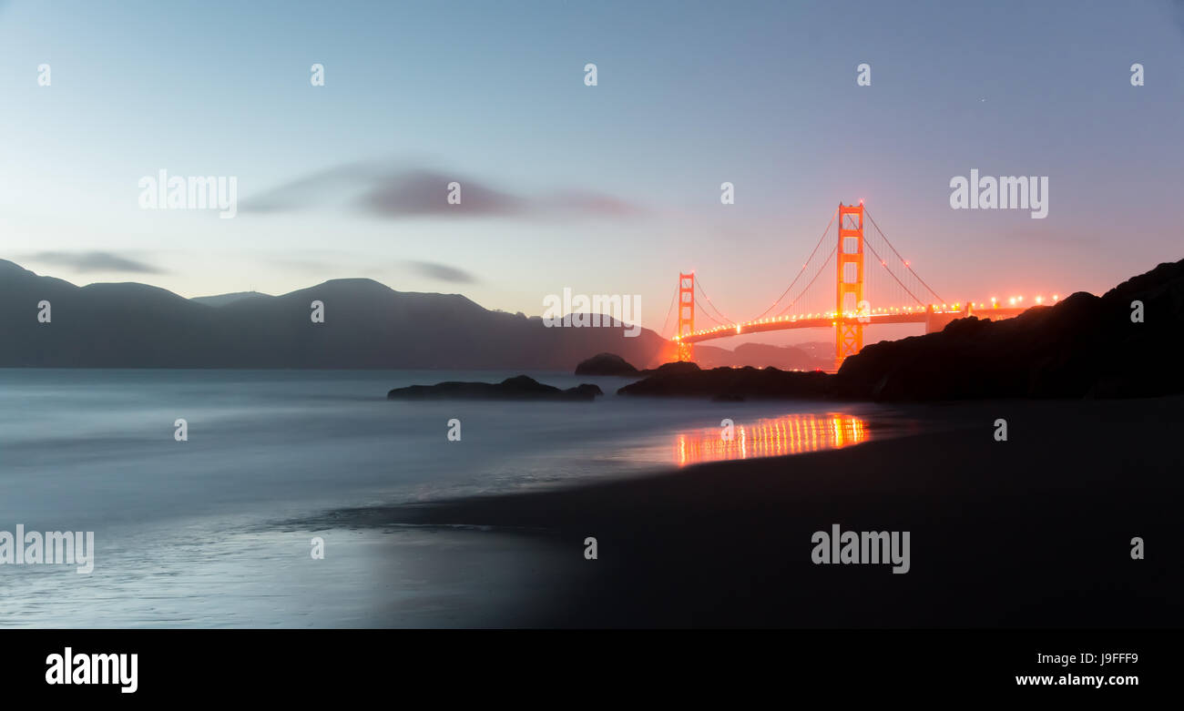 Golden Gate Bridge und Marin Hügel Panorama in der Abenddämmerung. Stockfoto