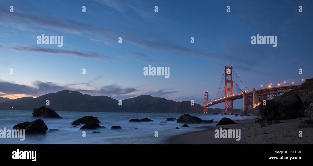 Golden Gate Bridge und Marin Hügel Panorama in der Abenddämmerung. Marshalls Beach, San Francisco, Kalifornien, USA. Stockfoto
