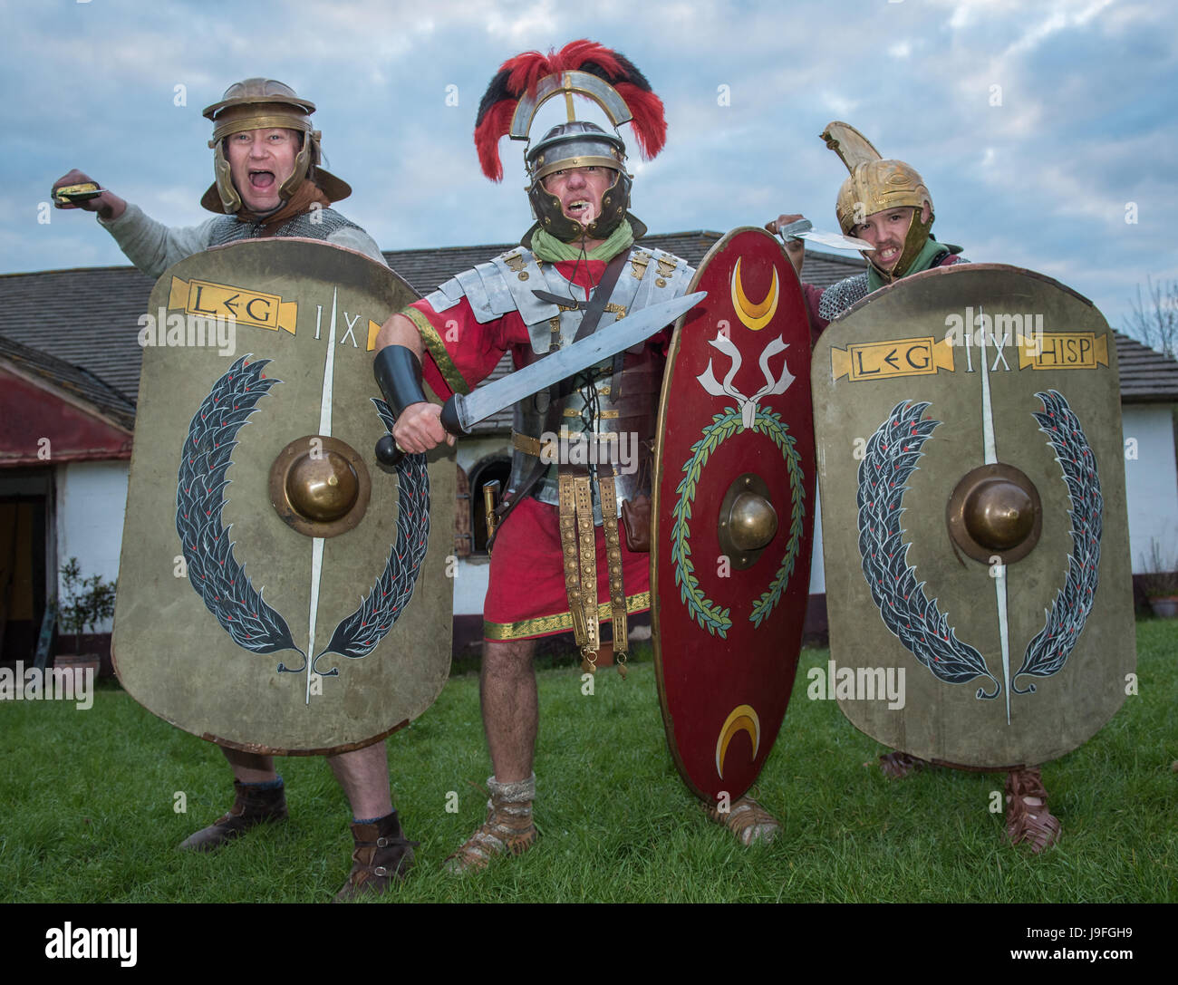 Historische Nachstellung von römischen Centurion und römischen Soldaten in voller Rüstung mit Schwertern und Schilden auf der Butser Ancient Farm, Hampshire, Großbritannien Stockfoto