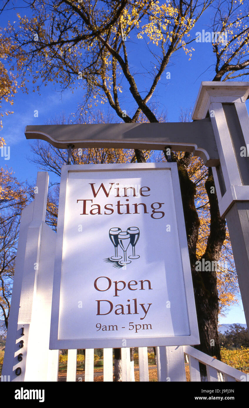 WEIN VERKOSTUNG ZEICHEN FETZER WEINBERGE... Weinprobe-Schild hängt am Eingang zum Fetzer Valley Oaks Ranch, Weinberge und Weinkeller, Mendocino County, Kalifornien. USA Stockfoto