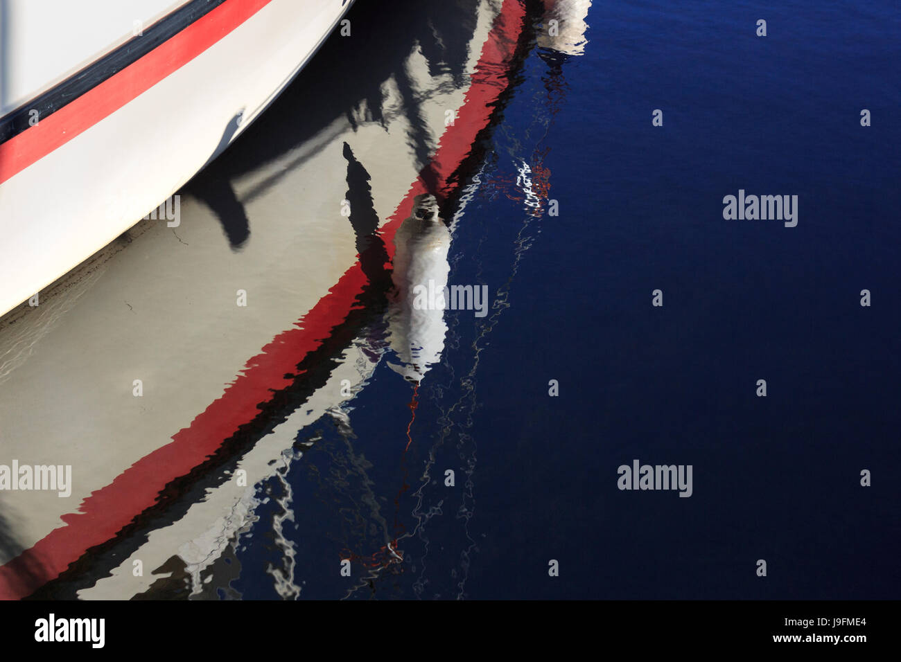 Boot im Wasser reflektiert Stockfoto