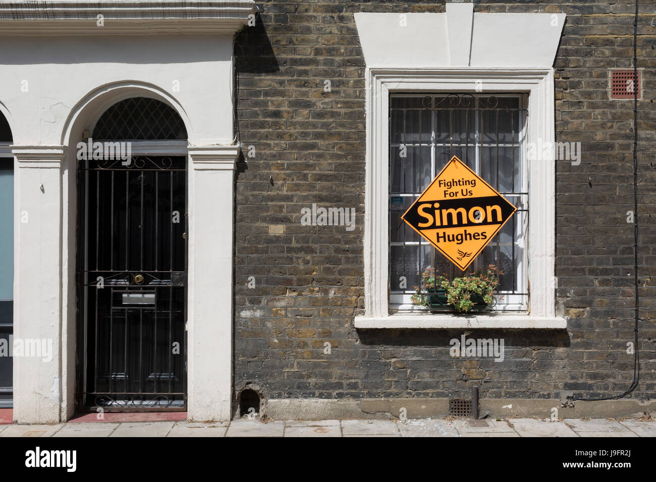 Eine allgemeine Wahl-Plakat für die Liberal Democrats Wahl Kandidaten Simon Hughes, am 1. Juni 2017, in Southwark, London, Südengland. Als ehemaliger liberaler Demokrat Wartungstafel hofft Hughes wieder seinen Sitz in den bevorstehenden Parlamentswahlen von der Arbeit, im Wahlkreis von Bermondsey und alte Southwark. Stockfoto