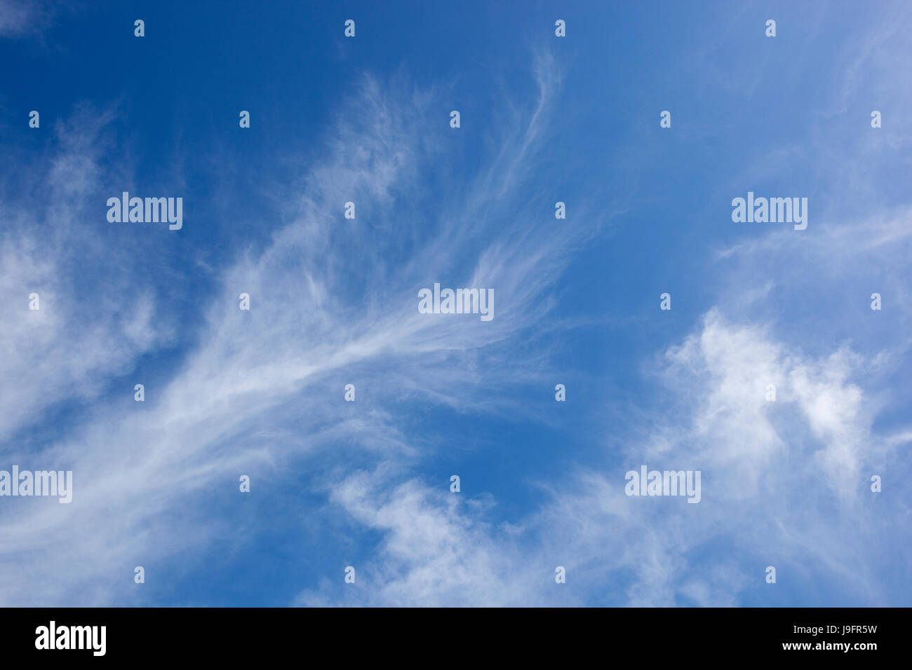 ein blauer Himmelshintergrund mit weißen wispy cloud Stockfoto