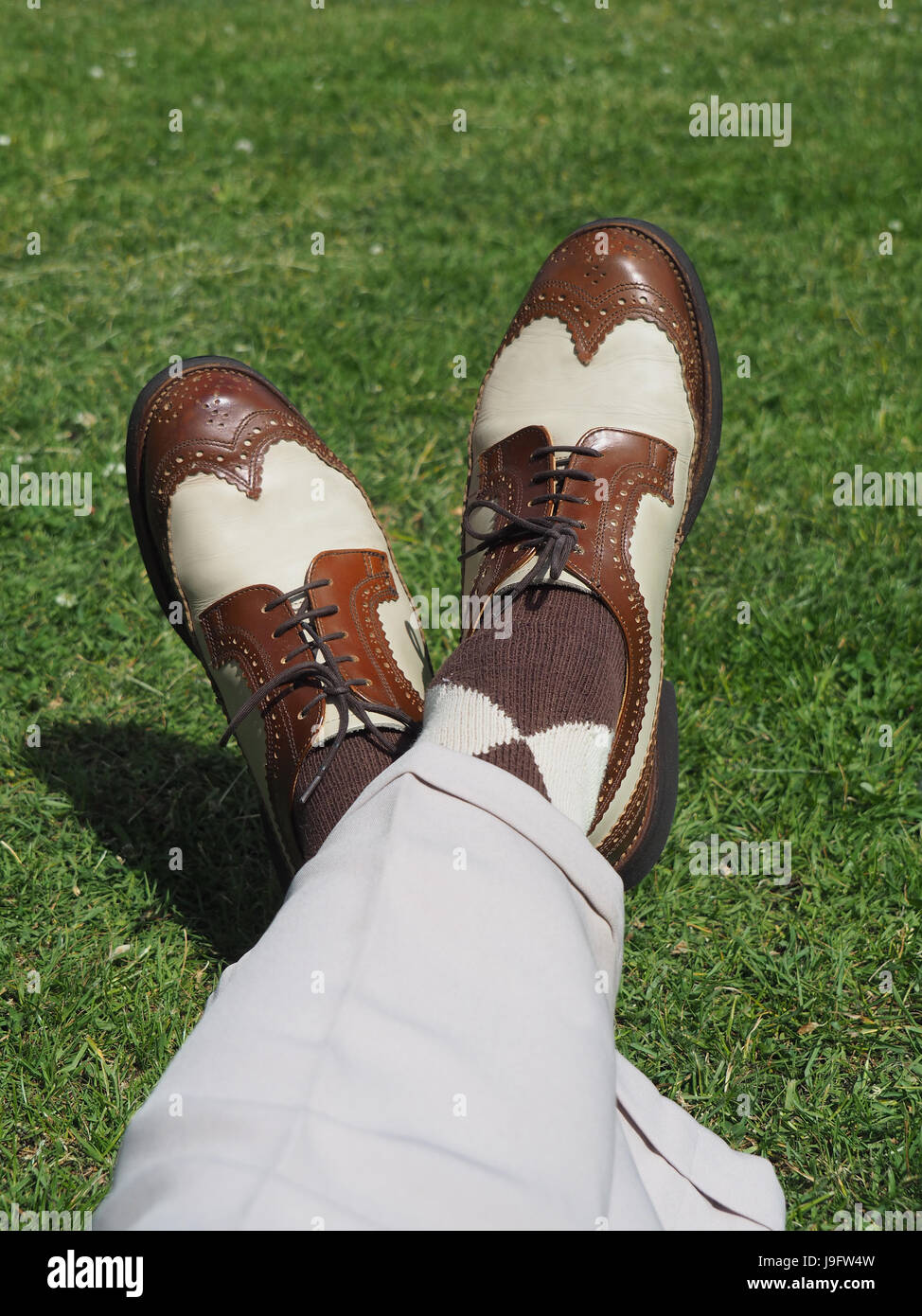 1940s Style brogue Schuhe auf dem Rasen Stockfoto