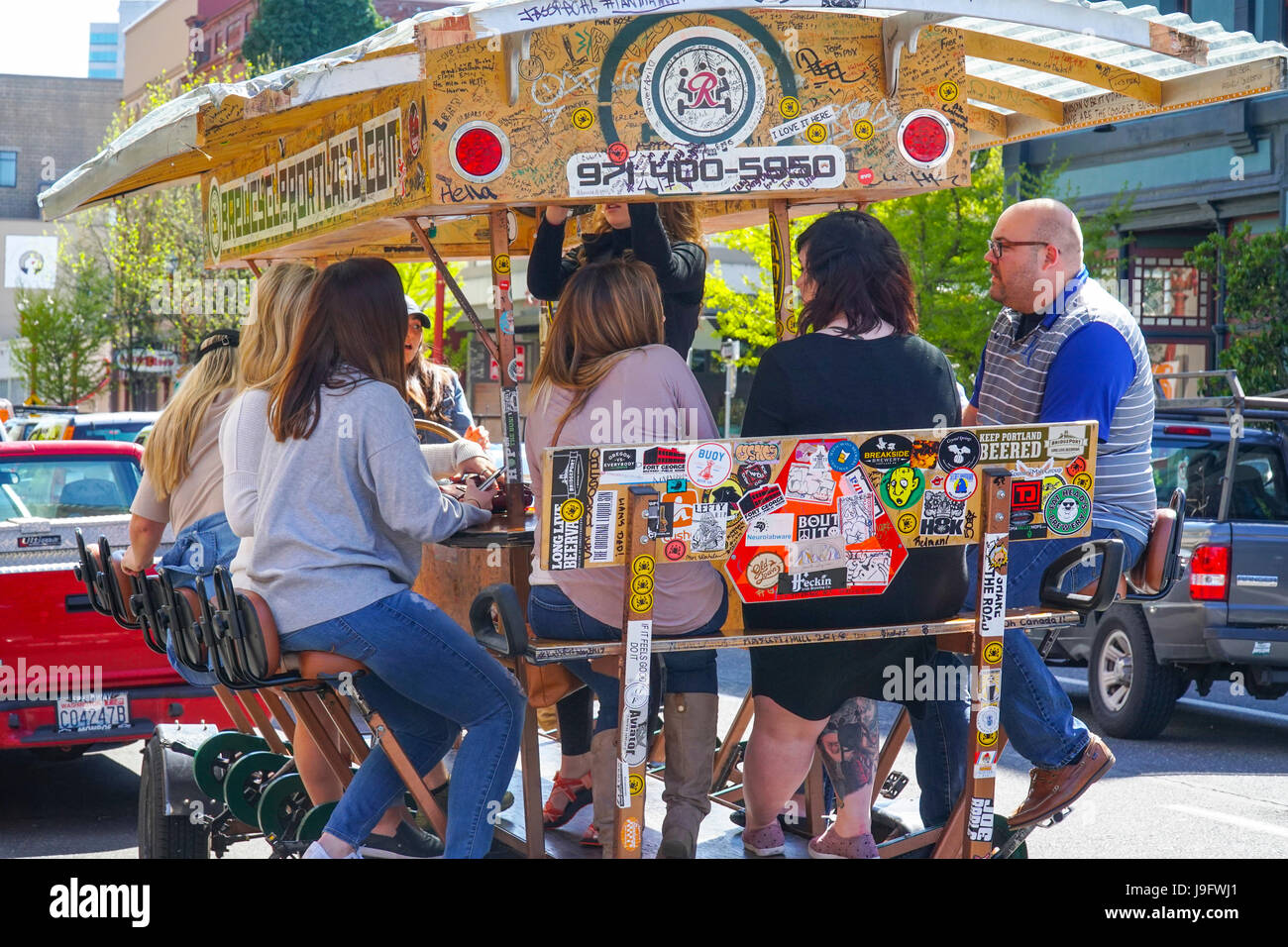 Leute, die Spaß auf ein Bierbike in der Stadt Portland - PORTLAND - OREGON - 16. April 2017 Stockfoto
