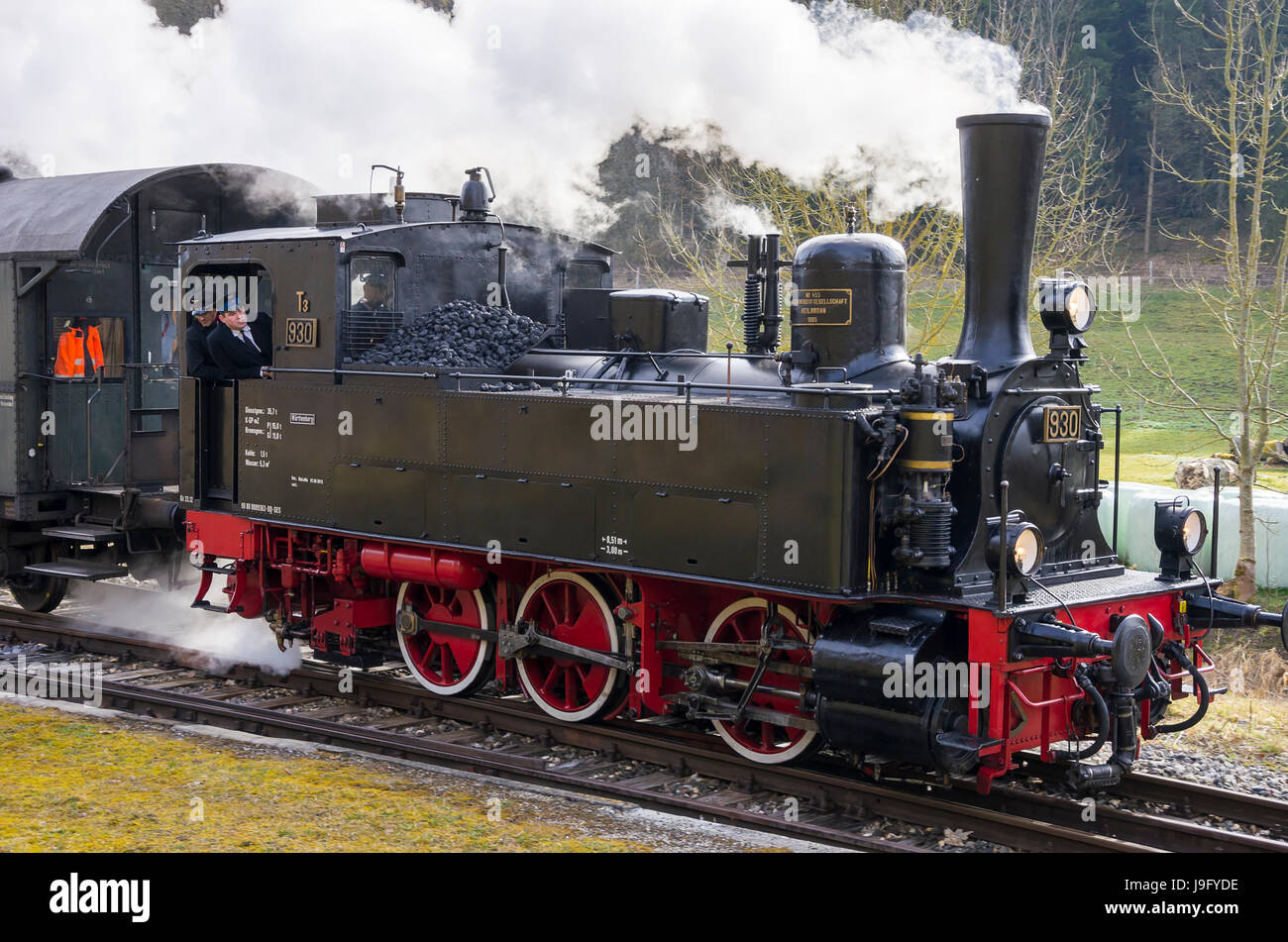 Münsingen, Deutschland - 28. März 2016: Historisches Württemberg T3 930 Dampflokomotive vor einen Zug der Schwäbische Alb-Bahn Railroad Company. Stockfoto