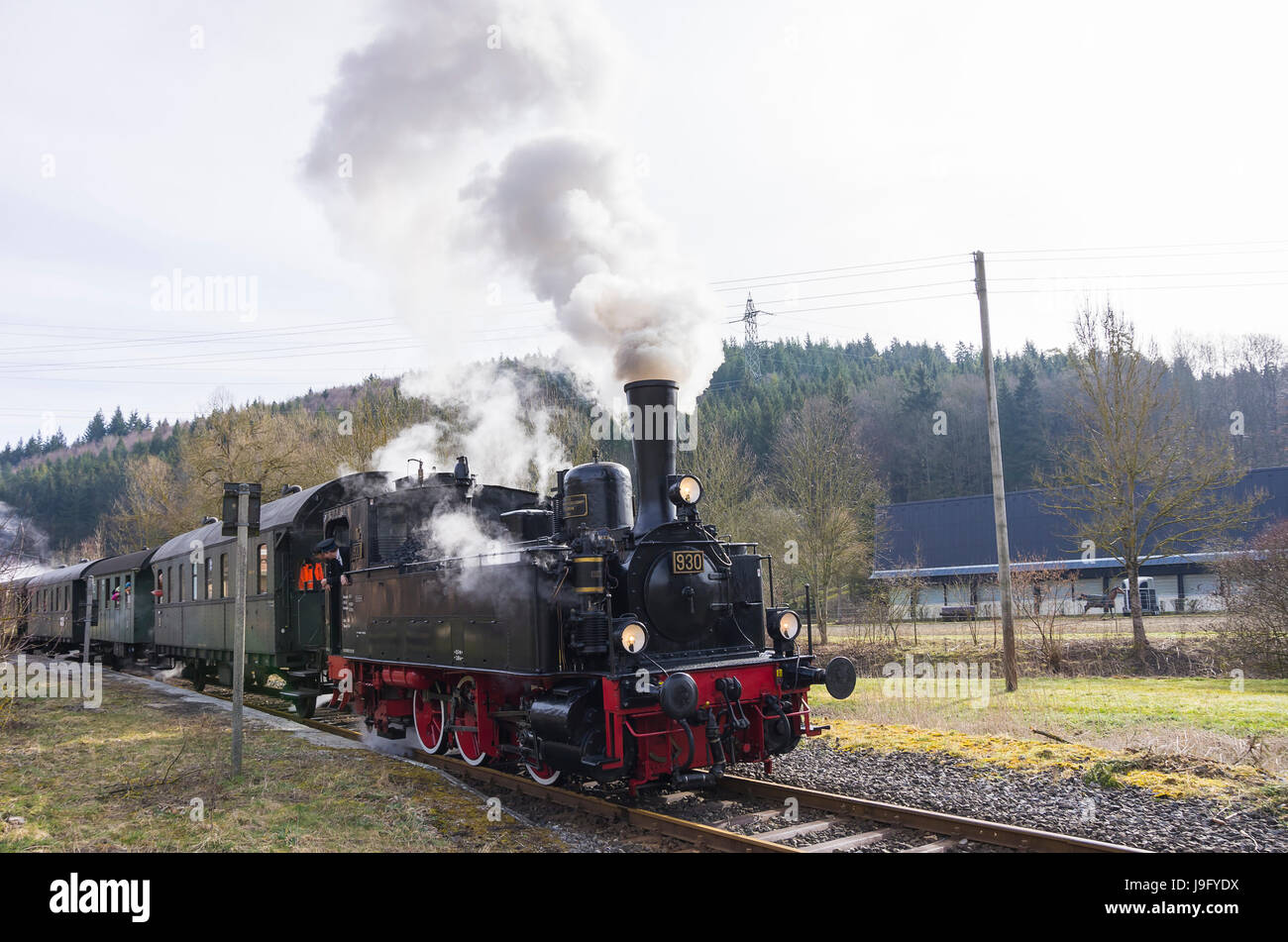 Münsingen, Deutschland - 28. März 2016: Historisches Württemberg T3 930 Dampflokomotive vor einen Zug der Schwäbische Alb-Bahn Railroad Company. Stockfoto